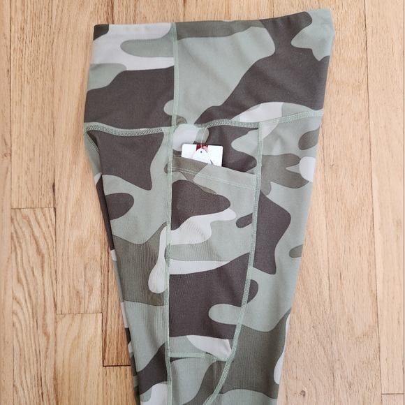 TKO Technical Knockout High Rise 7/8 Length Green Camo Leggings Medium - Picture 5 of 8